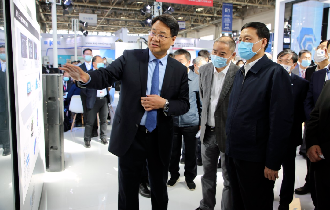 工信部領導蒞臨秦川集團展臺 贊賞智能制造創新成果