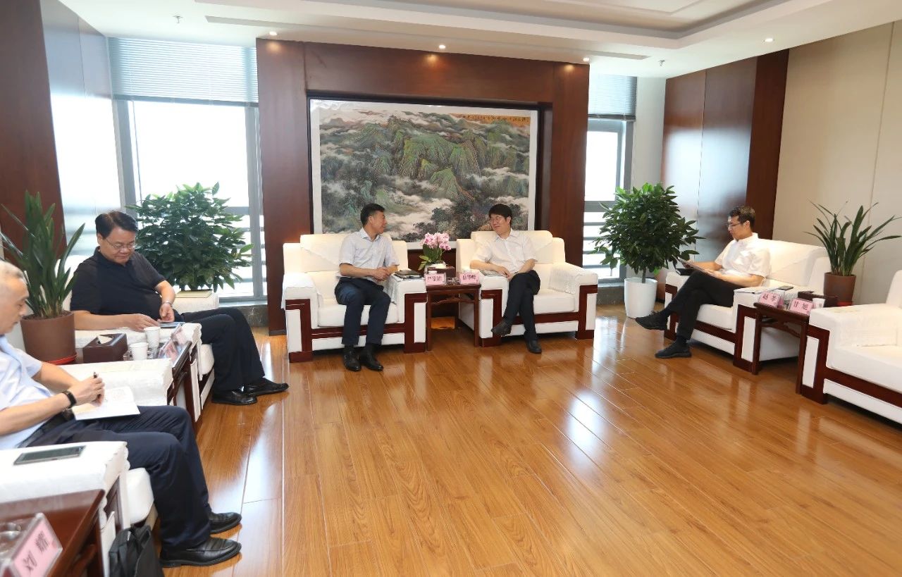 西安市政協主席、西咸新區黨工委書記岳華峰會見嚴鑒鉑董事長